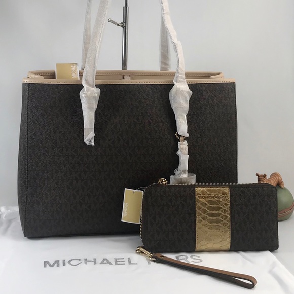 Michael Kors Handbags - NWT Michael Kors Jet Set Tote Set